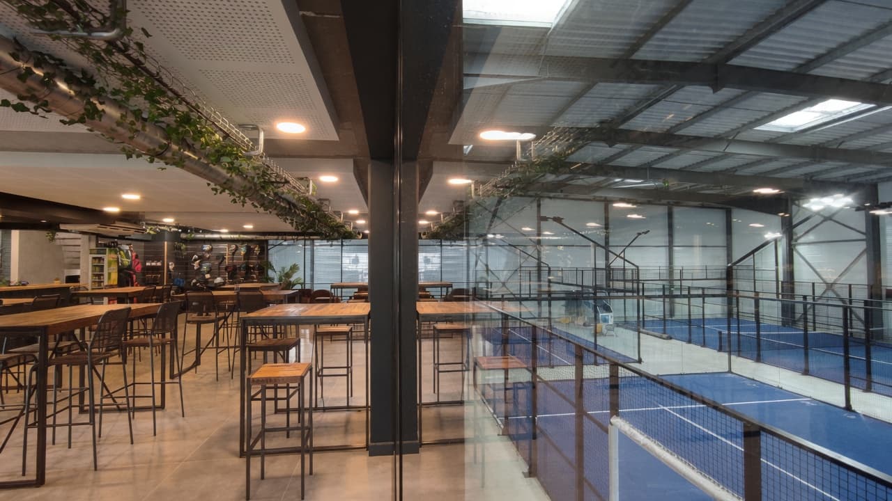 Bar à tapas de la Chill Zone O’Padel avec vue sur les courts